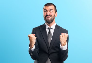 Sakallı esmer spanic adam