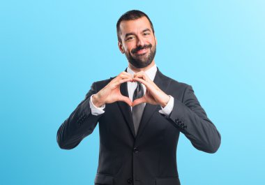 İşadamı elleri ile bir kalp yapma