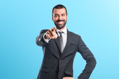 öne doğru işaret eden işadamı