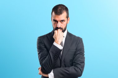 Sakallı esmer spanic adam