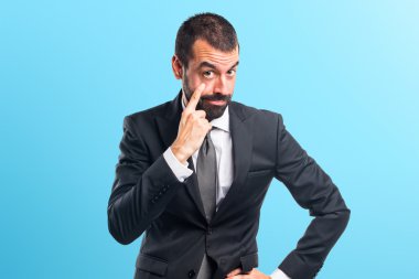 Sakallı esmer spanic adam