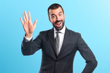 Sakallı esmer spanic adam