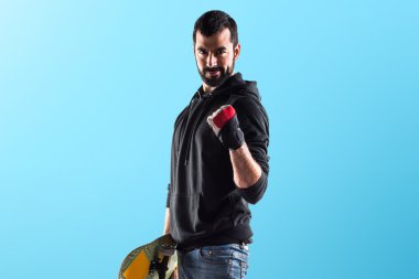 Kaykay ile şanslı adam