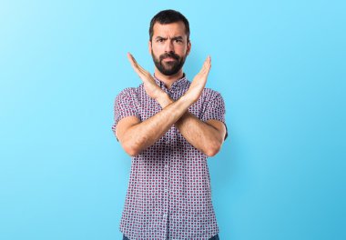 Hiçbir hareketi yapan yakışıklı erkek