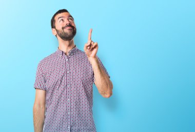 yakışıklı adam yukarı dönük