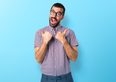 Başparmak ile gözlüklü adam