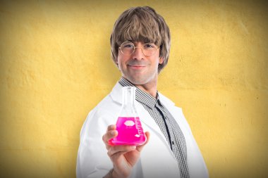 Bir tüp tutan bilim adamı