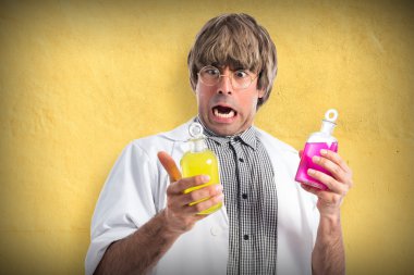 Test tüpleri tutan sürpriz bilim adamı