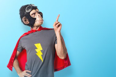 Süper kahraman maymun adam yukarı dönük