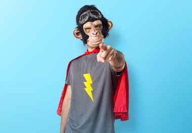 Süper kahraman maymun adam önüne işaret