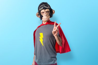 Süper kahraman maymun adam zafer jest yapıyor