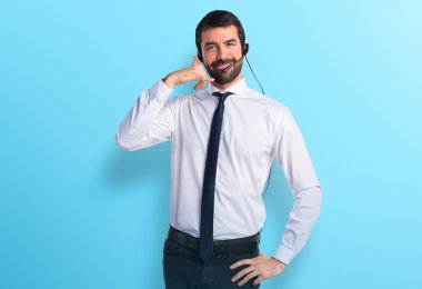 Telefon jest yapma bir kulaklık ile genç adam