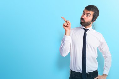 Bir kulaklık düşünce ile genç adam