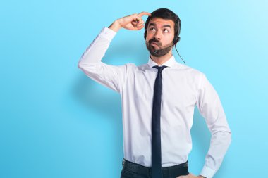 Şüpheleri bir kulaklık ile genç adam