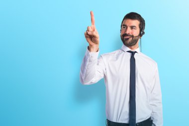 Şeffaf ekranda dokunmadan bir kulaklık ile genç adam