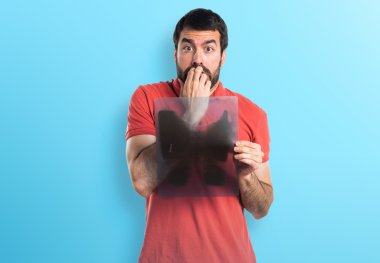 Yakışıklı adam bir kemik taraması holding