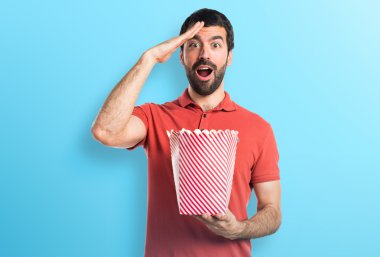 Yakışıklı adam yeme popcorns