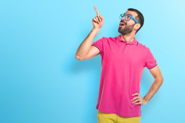 Adam renkli giysileri düşünme ile