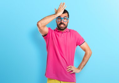 Adam renkli giysileri düşünme ile