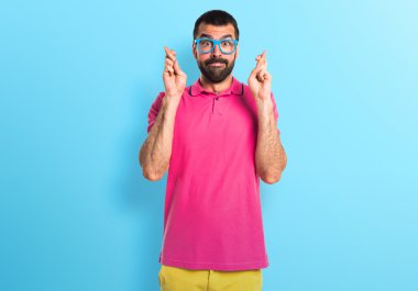 Adam parmaklarıyla geçiş renkli giysileri ile