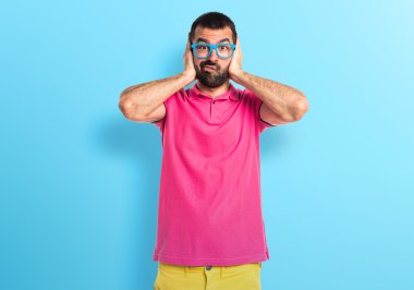 Renkli elbise kulakları kapsayan adamla