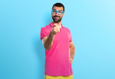 Adam renkli giysileri öne işaret ile