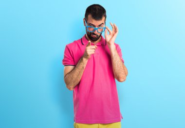 Adam bir şey gösterilen renkli giysileri ile