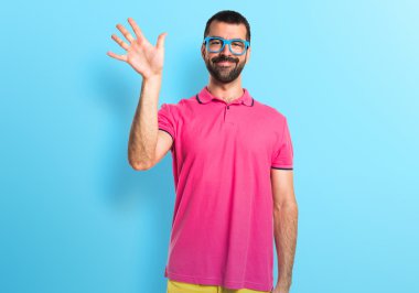 Renkli elbise selamlayan adamla