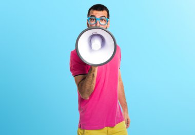 Renkli elbise megafon tarafından bağıran adamla