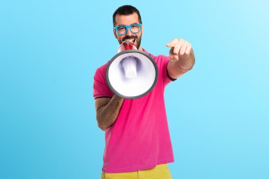 Renkli elbise megafon tarafından bağıran adamla