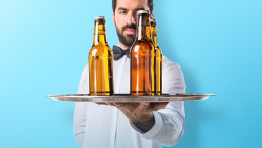 Garson tepsiye bira şişeleri ile 