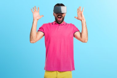 Renkli elbise Vr gözlükle adamla