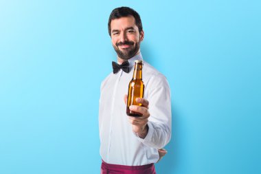 Bir bira tutan garson