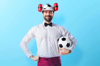 Çılgın Garson bir futbol topu tutan