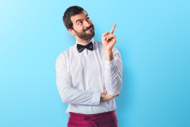 Sakallı esmer spanic adam