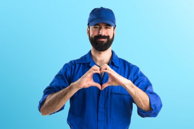 Tesisatçı elleri ile bir kalp yapma