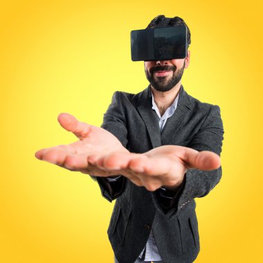 Bir şey tutan Vr gözlük kullanan adam