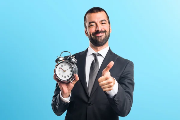 Empresario sosteniendo reloj vintage — Foto de Stock