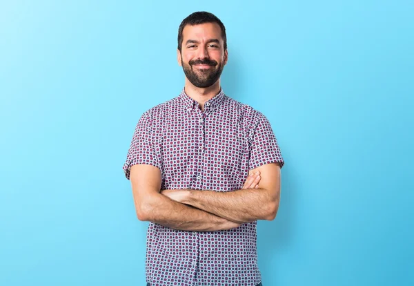 Knappe man met zijn gekruiste armen — Stockfoto