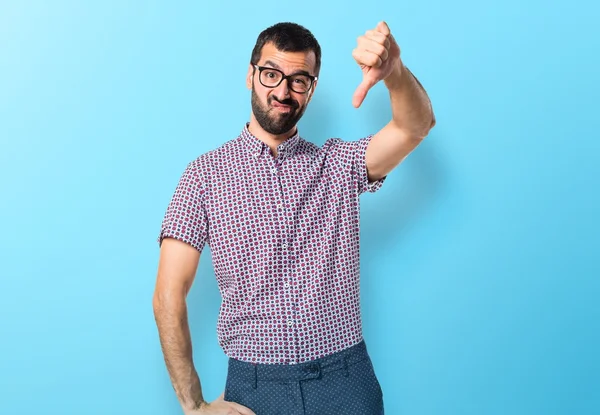 Muž s brýlemi dělá špatný signál — Stock fotografie