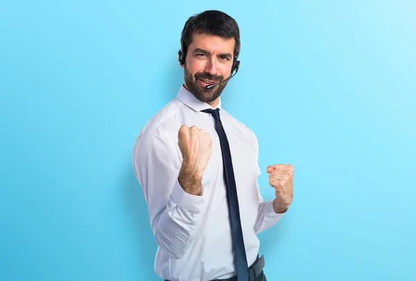 Joven afortunado con auriculares — Foto de Stock