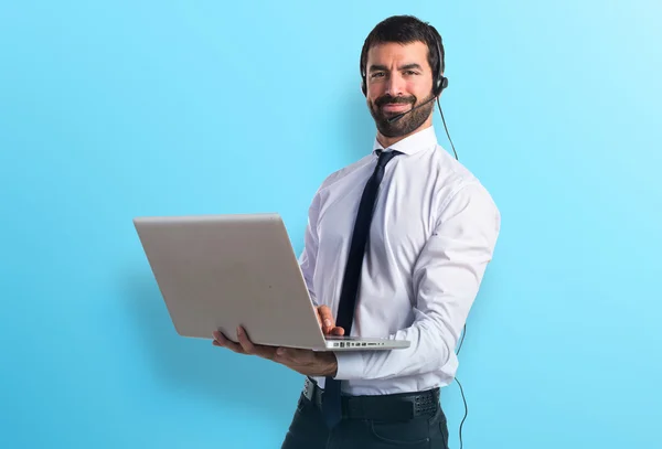 Hombre atractivo del telemarketer con el ordenador portátil — Foto de Stock
