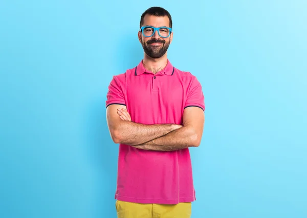 Homem de roupas coloridas com os braços cruzados — Fotografia de Stock