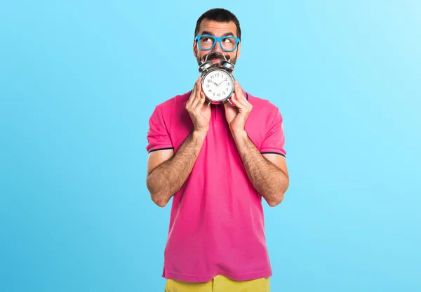 Hombre con ropa colorida sosteniendo reloj vintage —  Fotos de Stock