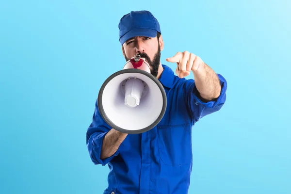 Fontanero gritando por megáfono — Foto de Stock