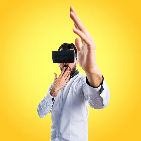 Hombre usando gafas VR haciendo gesto sorpresa — Foto de Stock