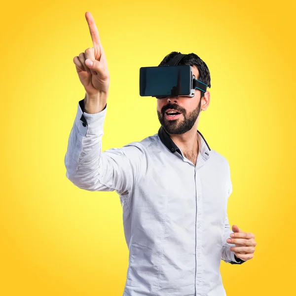 Man met Vr-bril op transparante scherm aanraken — Stockfoto