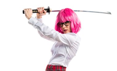 Bir katana tutan pembe saçlı kız