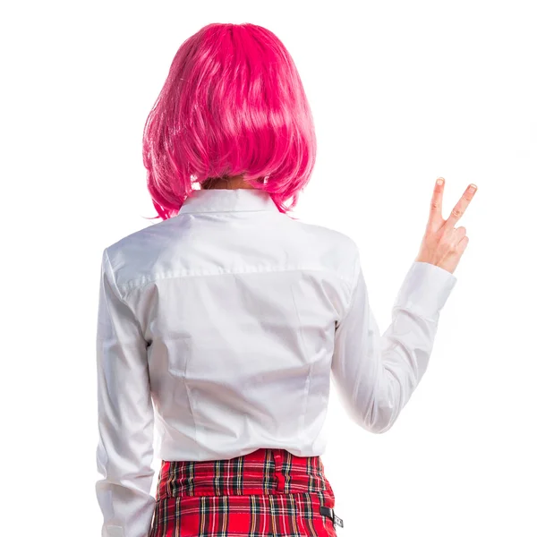 Menina com cabelo rosa fazendo gesto de vitória — Fotografia de Stock