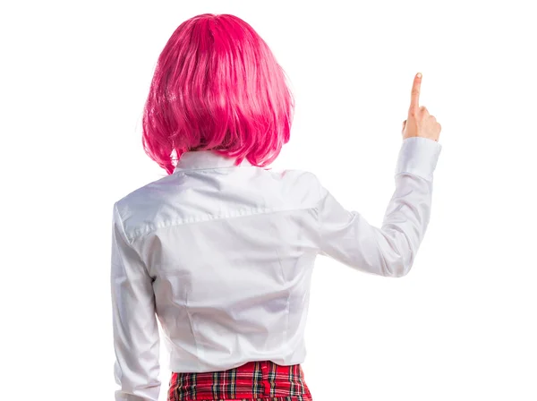 Девушка с розовыми волосами, указывающая назад — стоковое фото